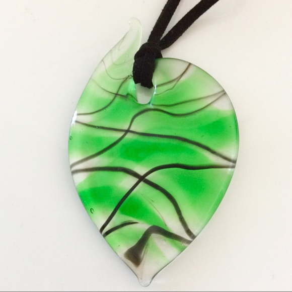 🍃Glass Leaf Necklace - Picture 2 of 4